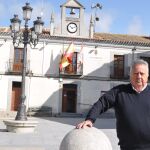 José Luis Bartolomé, en la Plaza Mayor, con el Ayuntamiento de Navalperal al fondo