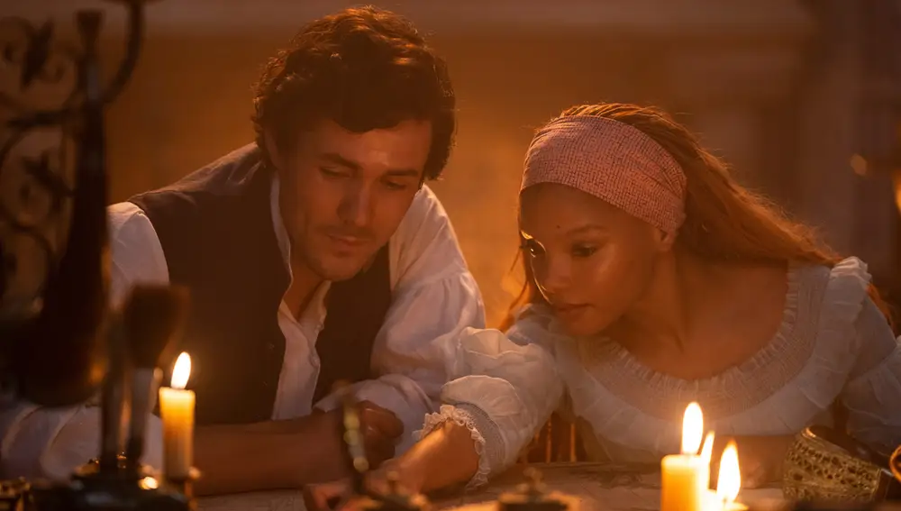 Halle Bailey (dcha.) y Jonah Hauer-King en "La sirenita"