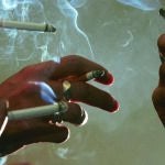 Varias personas fumando