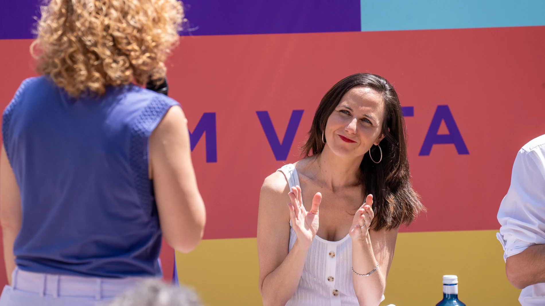 La secretaria general de Podemos y ministra de Derechos Sociales y Agenda 2030, Ione Belarra, (c) junto a la candidata a la alcaldía de Sevilla, Susana Hornillos (i) en el acto en su apoyo a la alcaldía de Sevilla, a 18 de mayo de 2023, en Sevilla, (Andalucía, España). La secretaria general de Podemos y ministra de Derechos Sociales y Agenda 2030, Ione Belarra, participa en un acto público junto a la candidata de Con Andalucía a la Alcaldía de Sevilla, Susana Hornillo. En el Paseo de la O. 18 MAYO 2023 Francisco J. Olmo / Europa Press 18/05/2023