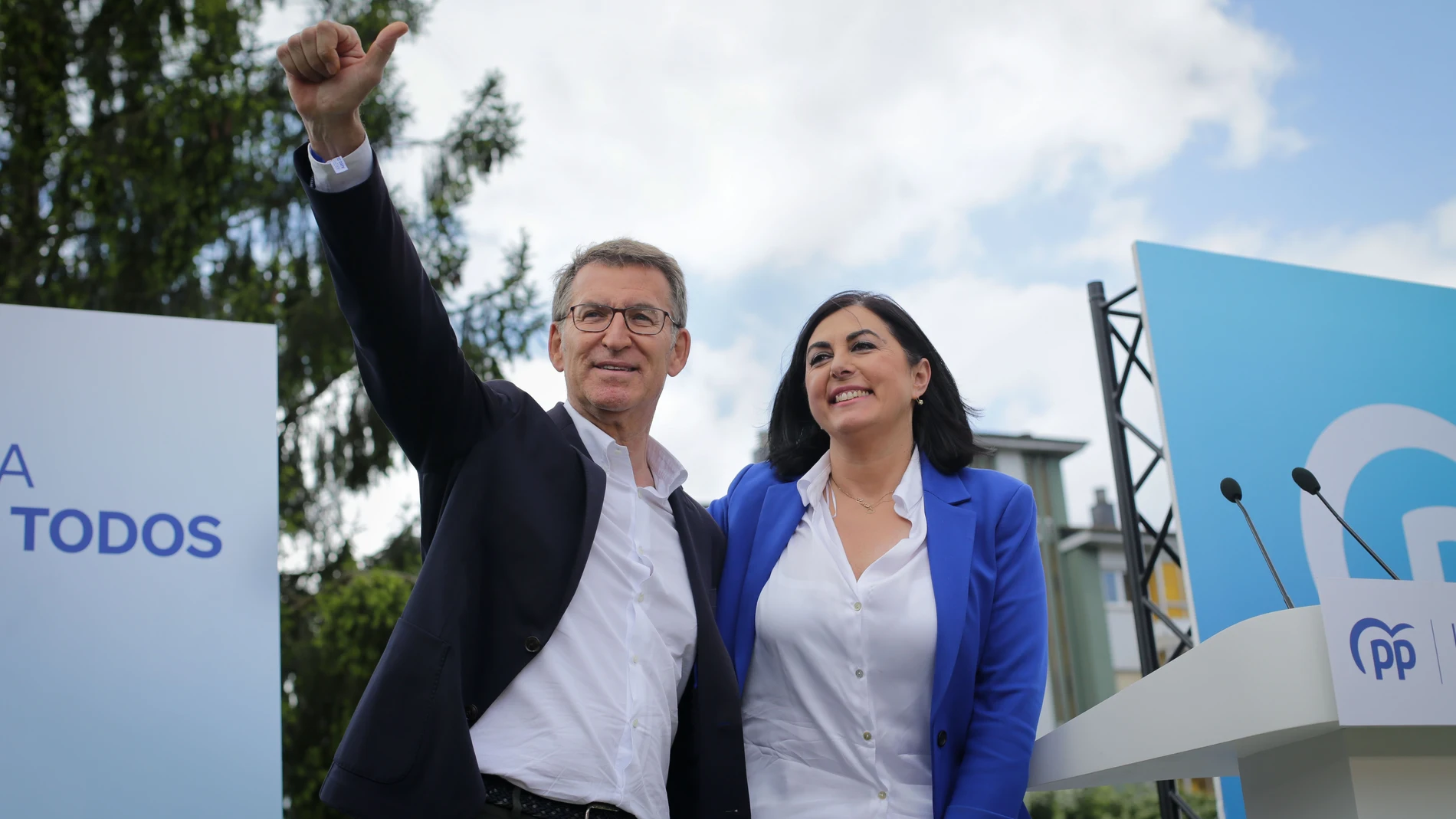 El presidente del Partido Popular, Alberto Núñez Feijóo, y la candidata del PP a la Alcaldía de Lugo, Elena Candia, saludan al público durante un acto electoral del Partido Popular, en el Eurostars Gran Hotel Lugo, a 19 de mayo de 2023, en Lugo, Galicia (España). El acto de campaña del partido se celebra de cara a las próximas elecciones municipales y autonómicas del 28 de mayo. 19 MAYO 2023;ACTO ELECTORAL;ELECCIONES;GALICIA;PP;28M;LUGO Carlos Castro / Europa Press 19/05/2023