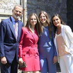 La Princesa Leonor celebra su graduación de rojo.
