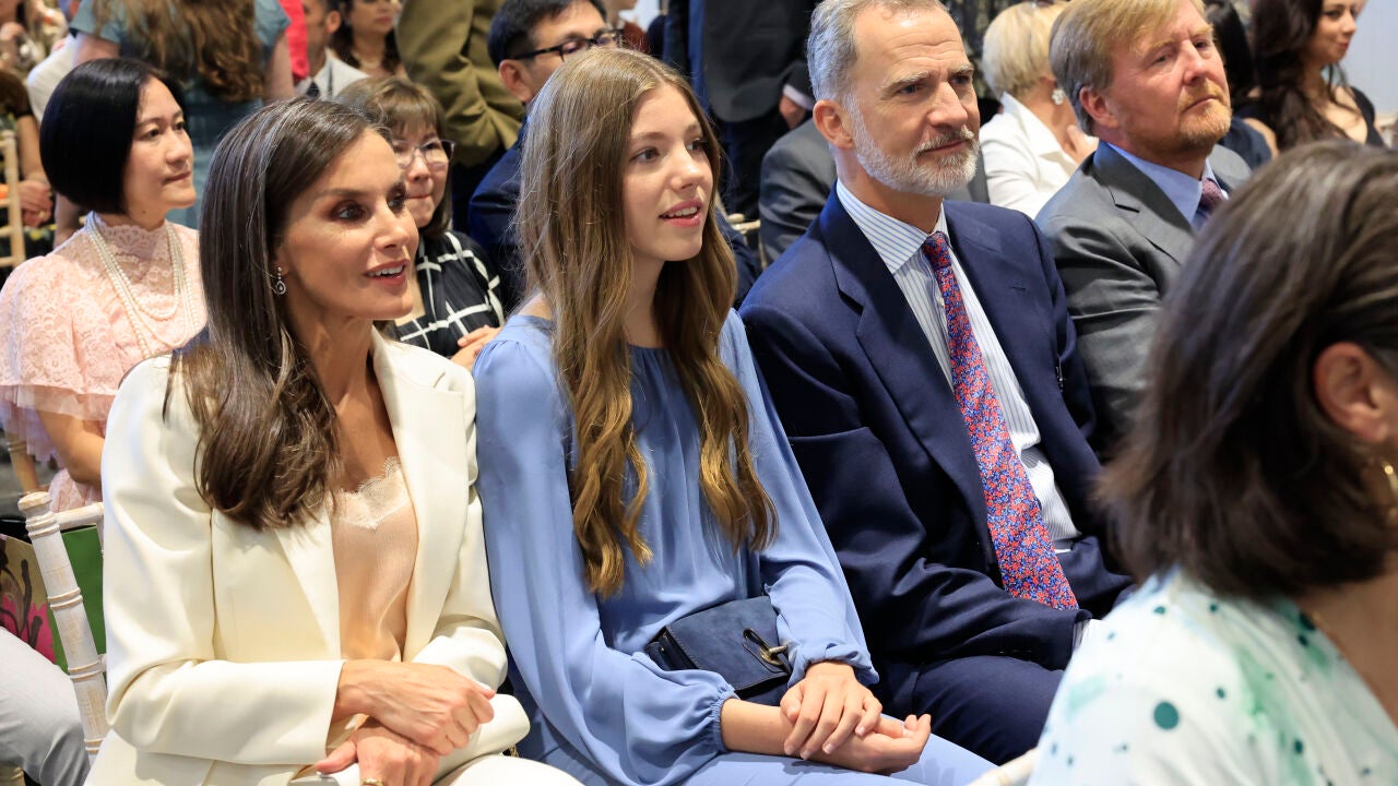 La Reina Letizia y la Infanta Sofía se convierten en las invitadas  perfectas (y más elegantes) en la graduación de la Princesa Leonor