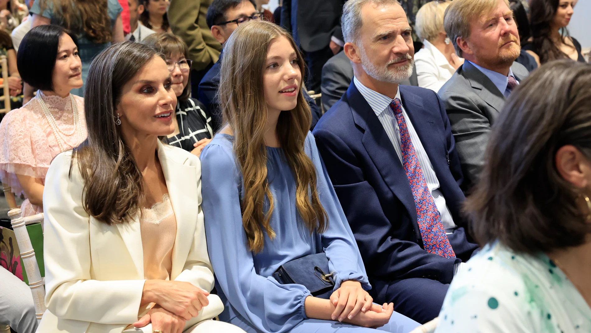 GALES (REINO UNIDO), 20/05/2023.- Los Reyes Felipe y Letizia, junto a la infanta Sofía, durante el acto de graduación de la princesa Leonor, con el que concluye este sábado su estancia de dos años en el UWC Atlantic College de Gales (Reino Unido), en el que ha estudiado en régimen de internado los dos cursos de bachillerato internacional. EFE/Casa Real/Francisco Gómez -SOLO USO EDITORIAL/SOLO DISPONIBLE PARA ILUSTRAR LA NOTICIA QUE ACOMPAÑA (CRÉDITO OBLIGATORIO)-