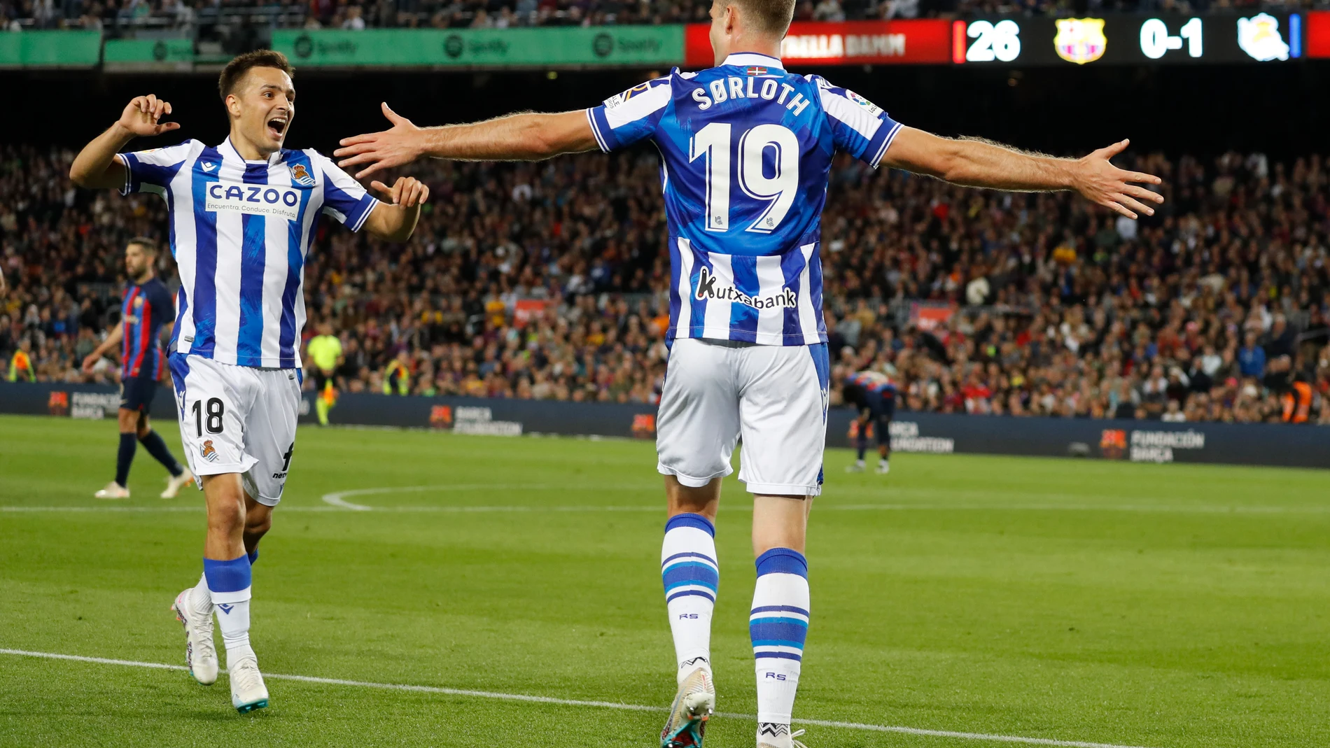 BARCELONA, 20/05/2023.- El delantero noruego de la Real Sociedad Alexander Sörloth (d) celebr tras marcar durante el partido correspondiente a la jornada 35 de LaLiga Santander que enfrenta a ambos equipos este sábado en el Spotify Camp Nou (Barcelona). EFE/ Marta Perez