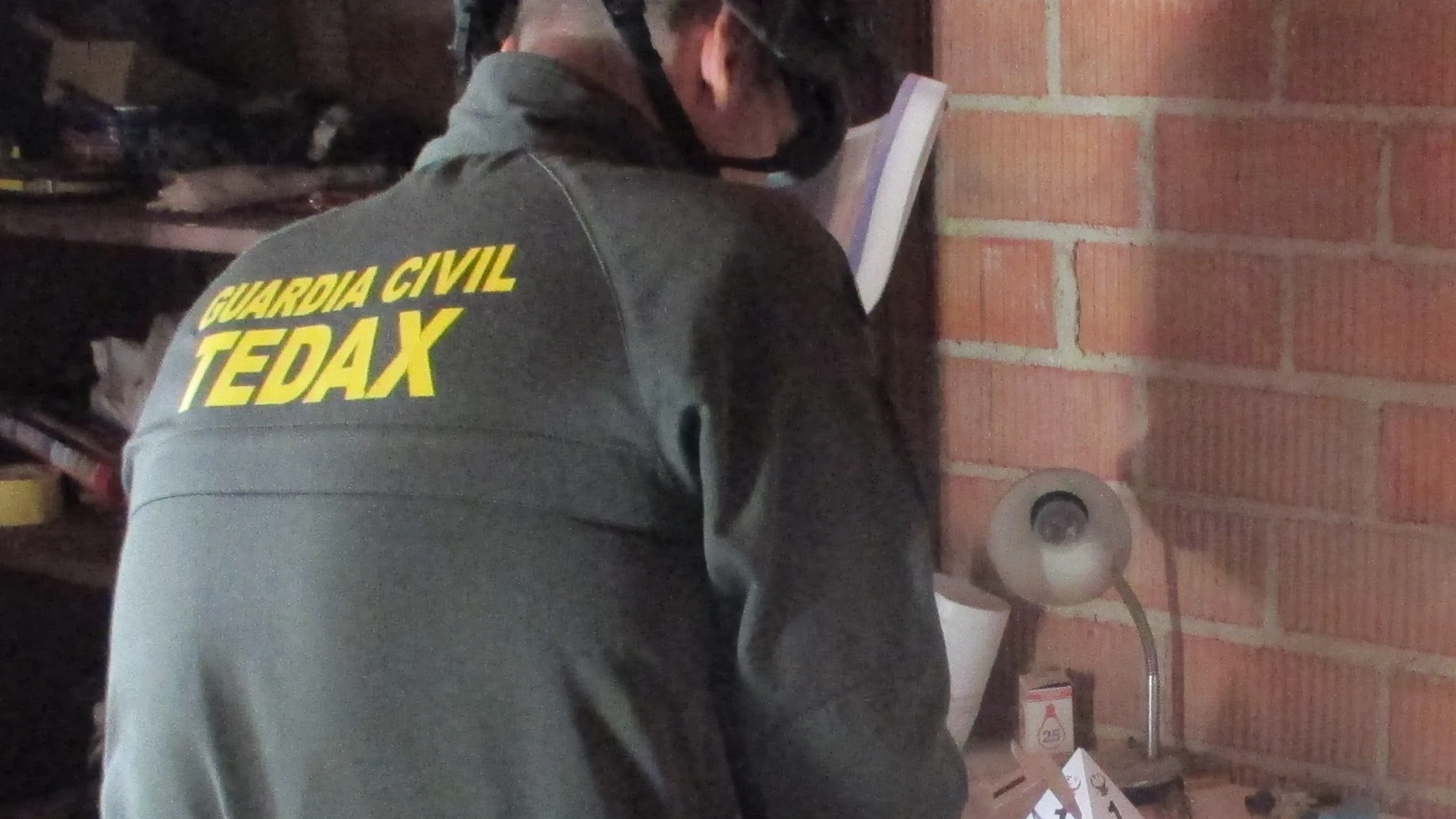 Un agente de los Tedax en una imagen de archivo