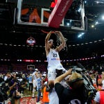 Sergio Llull corta la red de la canasta tras ganar la EuroLiga con el Real Madrid 