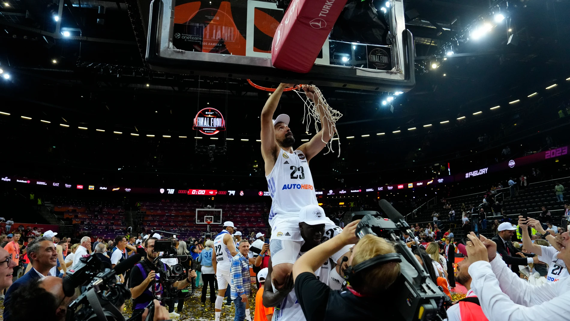 Sergio Llull corta la red de la canasta tras ganar la EuroLiga con el Real Madrid