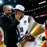 Chus Mateo felicita a Ndiaye
