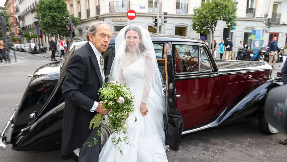 Lucía Domínguez Vega-Penichet llegando a la iglesia de Santa Barbara