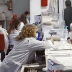 Una trabajadora atiende a una paciente en el centro de Salud de Paseo Imperial en Pirámides en Madrid este lunes cuando 4.240 médicos de familia y 720 pediatras están llamados a una huelga indefinida en los 430 centros de salud de la Comunidad de Madrid, en protesta por "la sobrecarga de trabajo, las agendas infinitas y la falta de tiempo para atender a los pacientes".