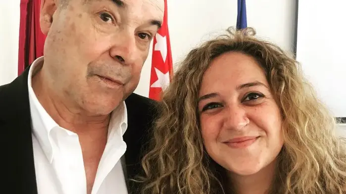 Sara en la actualidad, junto a Resines