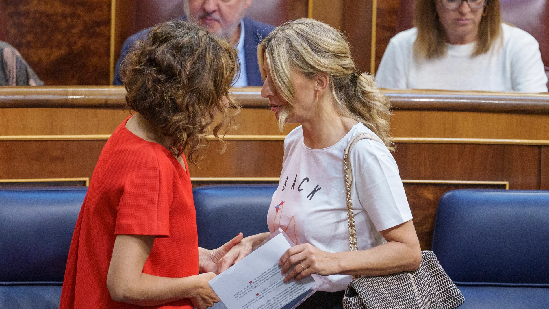 Yolanda Diaz y Maria Jesus Montero en el Pleno del Congreso que ha aprobado la Ley de Vivienda.