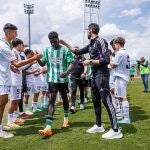 El Real Madrid hace el pasillo a Assane Diao, del Betis
