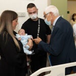 El conseller Balcells conversa con Jesús y Tamara, que sostiene en sus brazos al bebé, que también se llama Jesús
