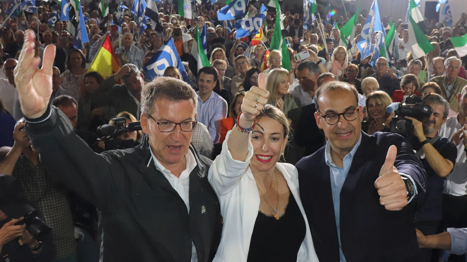 CÁCERES, 23/05/2023.- CÁCERES.- El presidente del PP, Alberto Núñez Feijóo, (d), junto a la candidata del PP a la Presidencia de la Junta de Extremadura, María Guardiola (c) y al cabeza de lista a la Alcaldía de Cáceres, Rafael Mateos (i), durante un acto electoral de la formación, este martes en la capital cacereña. EFE/ VICENTE ROSO