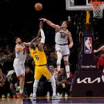 Aaron Gordon tapona el último lanzamiento de LeBron James