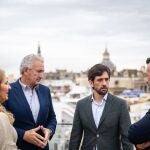 El candidato de CS a la Alcaldía de Sevilla, Miguel Ángel Aumesquet, el secretario general, Adrián Vázquez, y el presidente de CS en Andalucía, Andrés Reche, este martes en Sevilla.