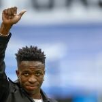 Vinicius saluda a la grada del Bernabéu