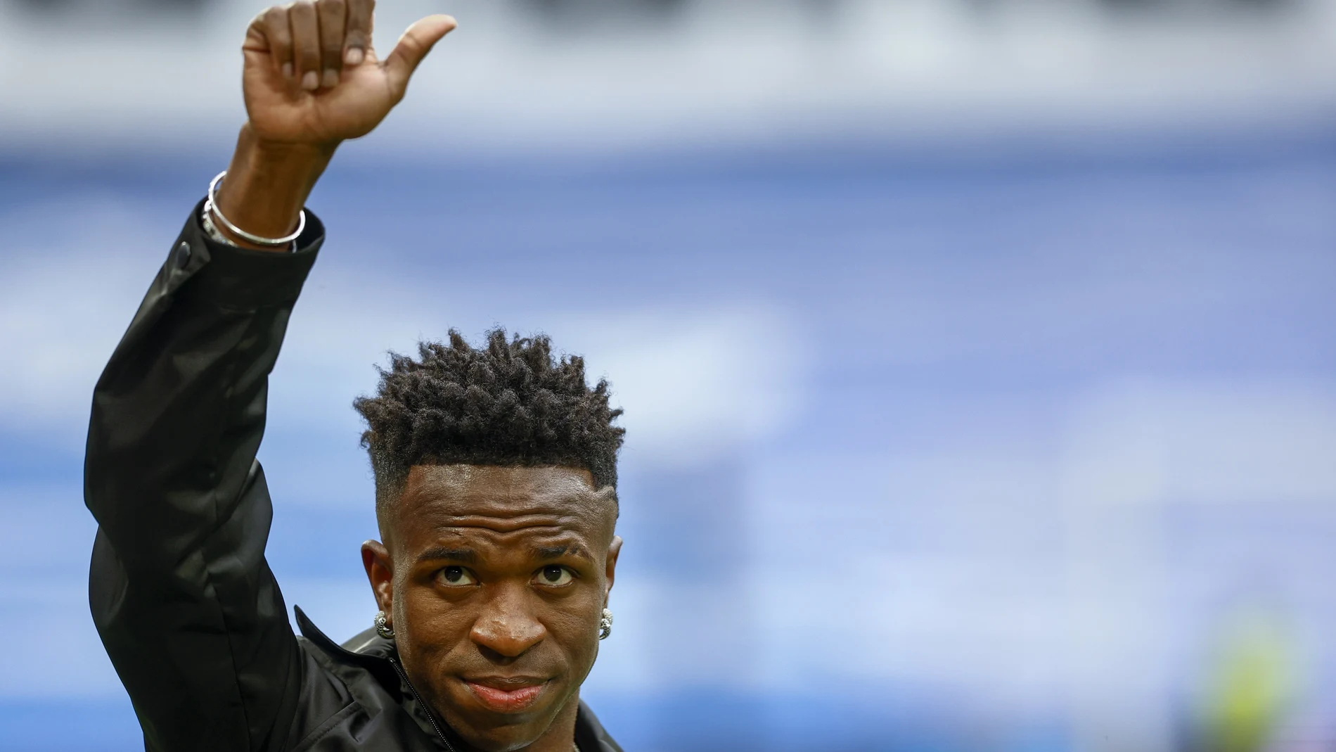 Vinicius saluda a la grada del Bernabéu