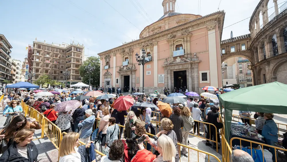 Miles de valencianos organizados en una ordenada cola esperan para entrar