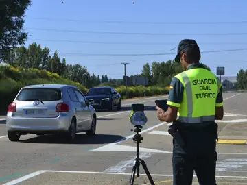Un agente de la Guardia Civil con un radar en la provincia de Palencia Un agente de la Guardia Civil con un radar en la provincia de Palencia