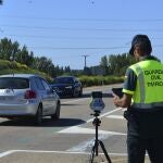  Un agente de la Guardia Civil maneja un radar en la carretera CL-615 (Palencia-Guardo), para controlar la velocidad de los vehículos.