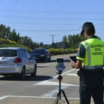 Un agente de la Guardia Civil con un radar en la provincia de Palencia