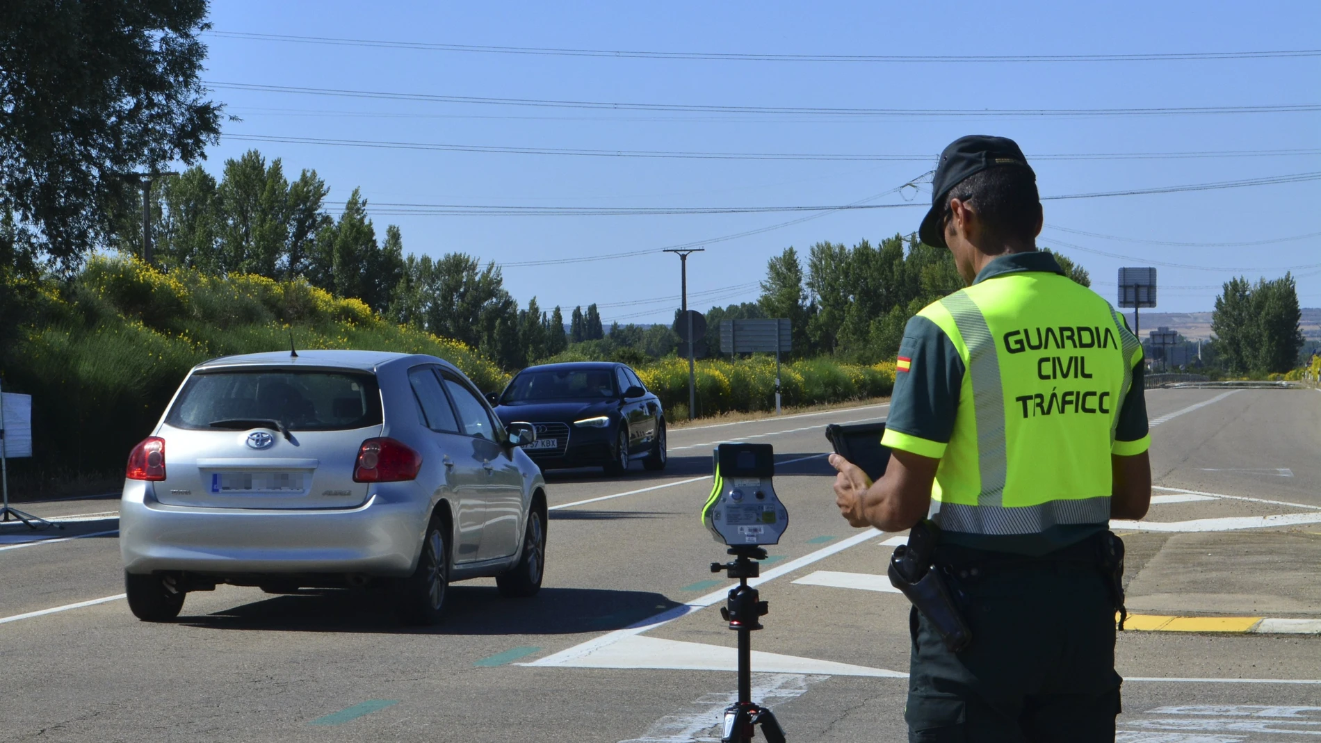 Un agente de la Guardia Civil con un radar en la provincia de Palencia