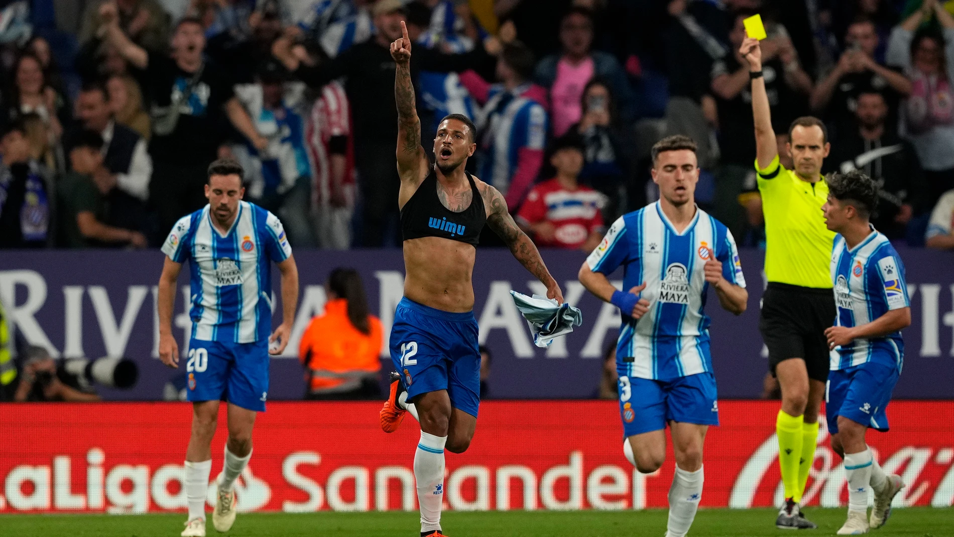 CORNELLÁ (BARCELONA), 24/05/2023.- El delantero brasileño del RCD Espanyol, Vinicius de Souza, tras conseguir el tercer gol del equipo españolista durante el encuentro correspondiente a la jornada 36 en Primera División que RCD Espanyol y Atlético de Madrid disputan hoy miércoles en el RCD Stadium, en Cornellá (Barcelona). EFE/ Alejandro García.