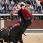 MADRID, 24/05/2023.- El torero Francisco José Espada recibe una cogida durante la corrida del décimo tercer festejo de la Feria de San Isidro, este miércoles, en la Monumental de Las Ventas, en Madrid. EFE/ Zipi Aragón