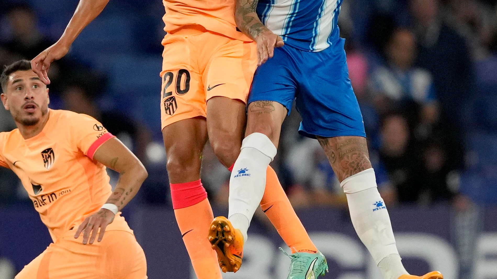 BARCELONA, 24/05/2023.- El centrocampista belga del Atlético de Madrid, Axel Witsel (i), disputa el balón ante el delantero del Espanyol, Joselu, durante el encuentro correspondiente a la jornada 36 de primera división que disputan hoy miércoles en el RCD Stadium, en Barcelona. EFE / Alejandro García.