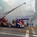 Herido un hombre al saltar desde un primer piso al incendiarse un edificio abandonado en Puente de Vallecas