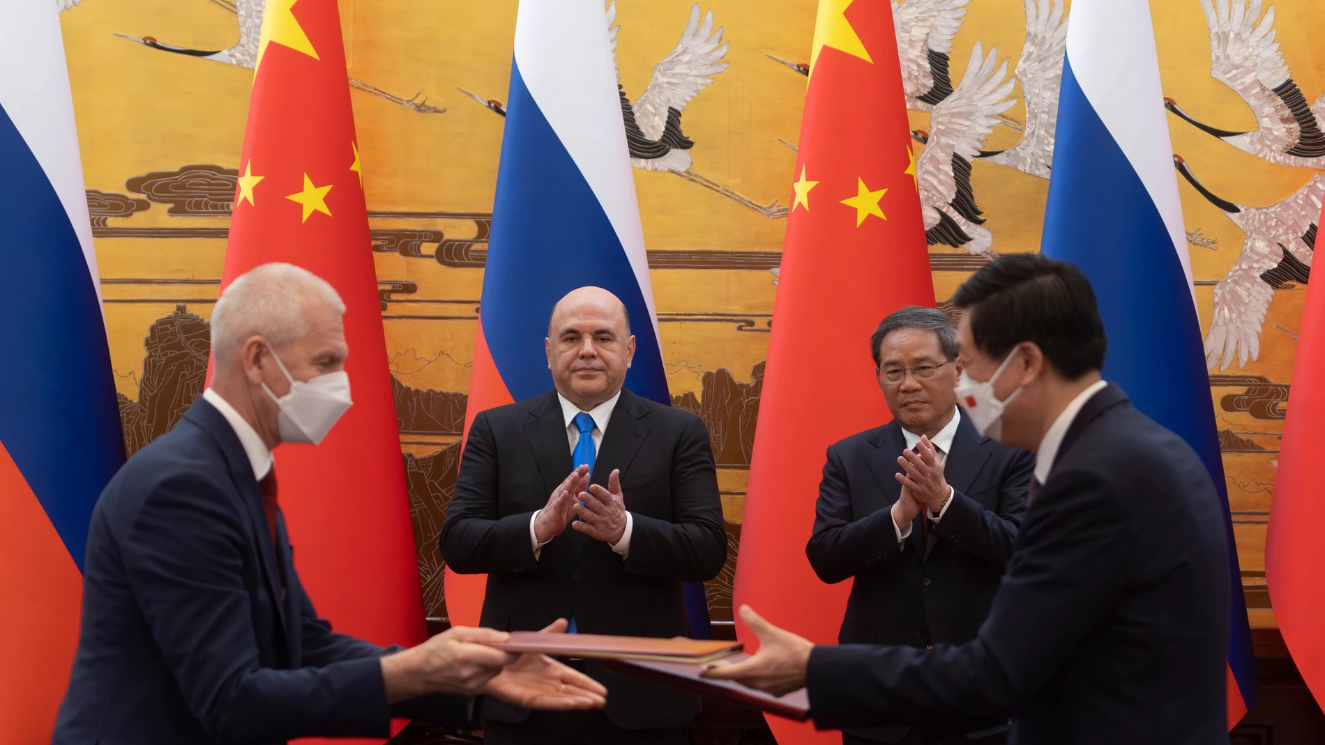 Beijing (China), 24/05/2023.- Russian Prime Minister Mikhail Mishustin (C-L) and Chinese Premier Li Qiang (C-R) attend a signing ceremony in Beijing, China, 24 May 2023. (Rusia) EFE/EPA/THOMAS PETER/POOL