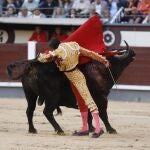 El diestro extremeño Emilio de Justo durante el decimocuarto festejo de la Feria de San Isidro 2023.