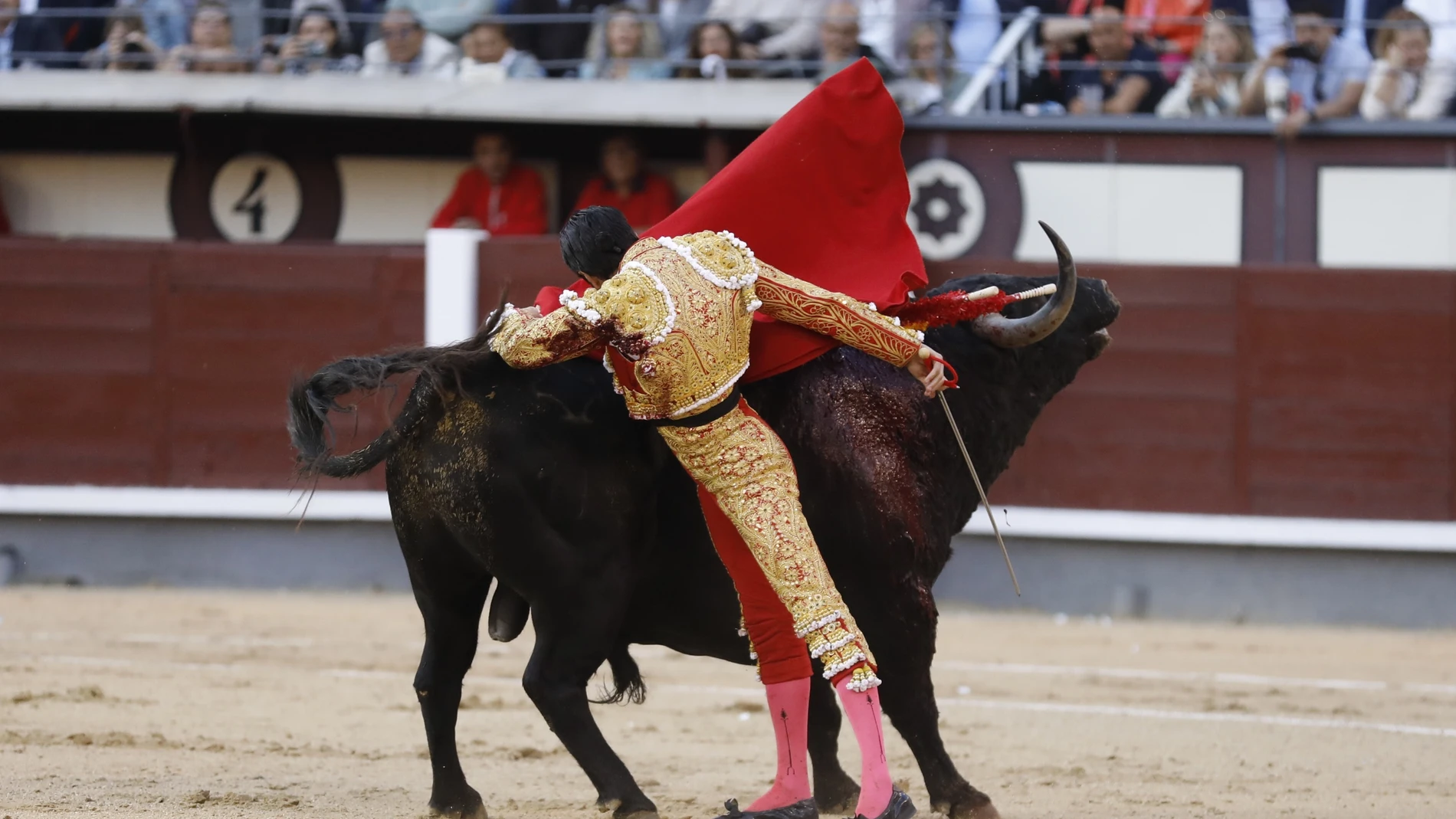 El diestro extremeño Emilio de Justo durante el decimocuarto festejo de la Feria de San Isidro 2023.