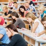 Alumnos en la universidad realizando un examen