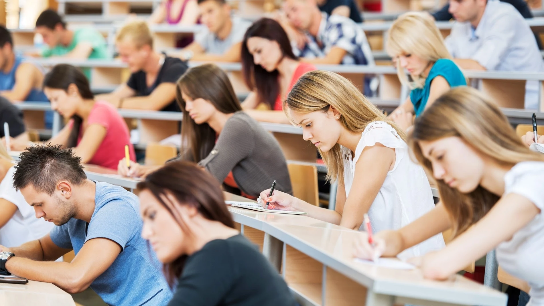 Alumnos en la universidad realizando un examen