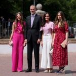  Los reyes Felipe y Letizia junto a sus hijas, la princesa Leonor (d) y la infanta Sofía posan a su llegada a la Parroquia de la Asunción de Nuestra Señora donde este viernes la infanta Sofía recibe la confirmación en una ceremonia con sus compañeros del colegio.