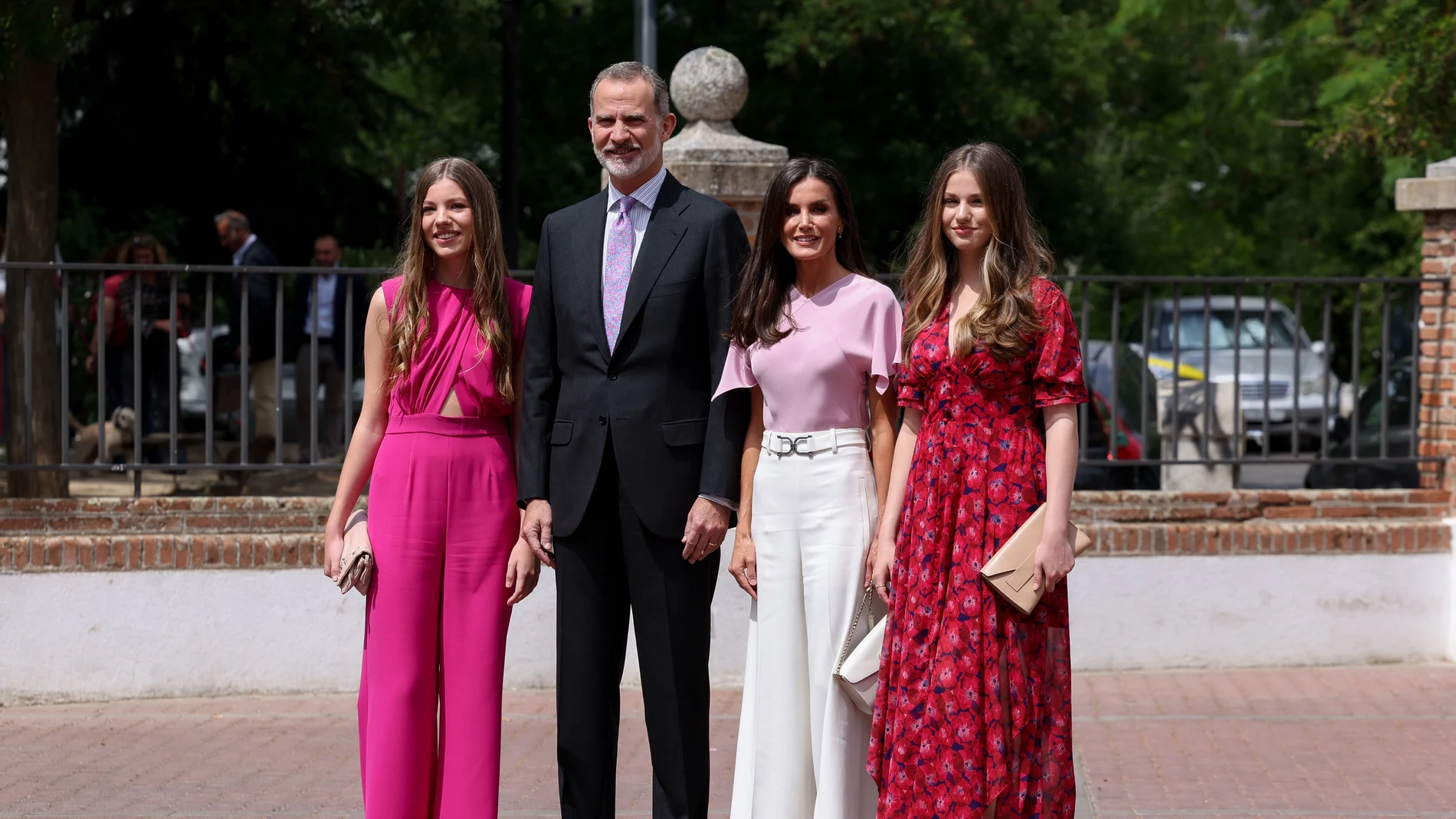 Los reyes Felipe y Letizia junto a sus hijas, la princesa Leonor (d) y la infanta Sofía posan a su llegada a la Parroquia de la Asunción de Nuestra Señora donde este viernes la infanta Sofía recibe la confirmación en una ceremonia con sus compañeros del colegio.