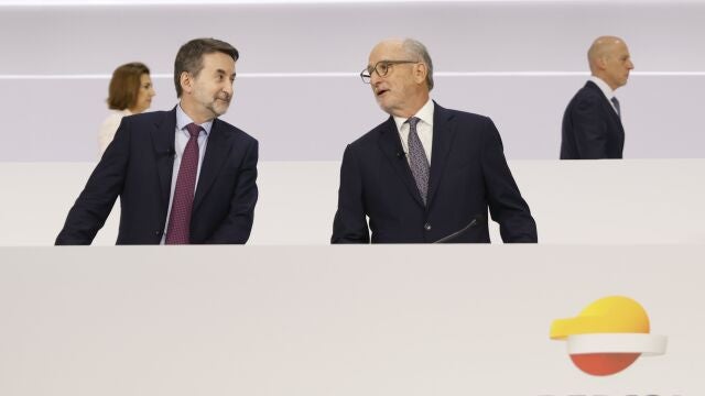  El presidente no ejecutivo de Repsol, Antonio Brufau (d) durante la junta de la petrolera celebrada este jueves en la que los accionistas de la empresa votan su reelección por cuatro años más en el cargo que ocupa desde hace cerca de dos décadas, y la de Josu Jon Imaz (i) como consejero delegado.
