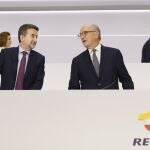  El presidente no ejecutivo de Repsol, Antonio Brufau (d) durante la junta de la petrolera celebrada este jueves en la que los accionistas de la empresa votan su reelección por cuatro años más en el cargo que ocupa desde hace cerca de dos décadas, y la de Josu Jon Imaz (i) como consejero delegado.