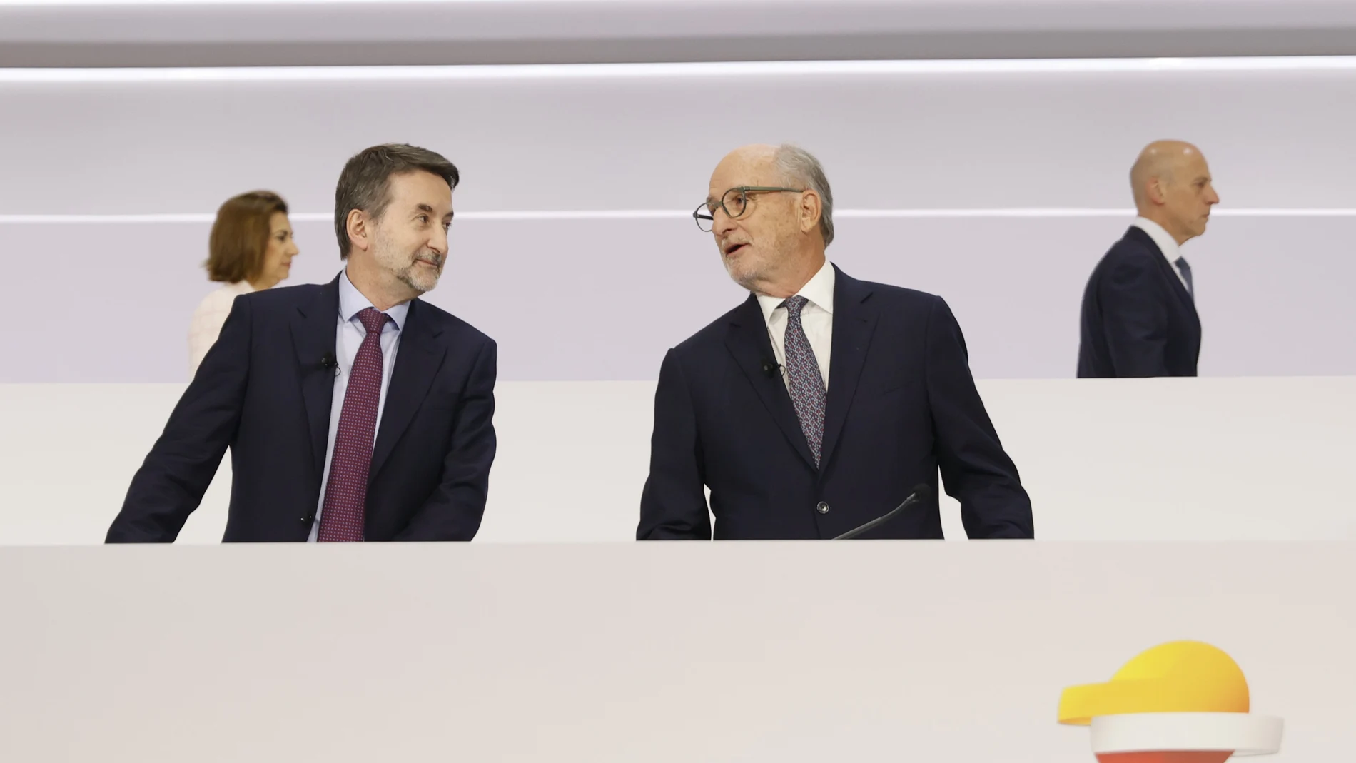 El presidente no ejecutivo de Repsol, Antonio Brufau (d) durante la junta de la petrolera celebrada este jueves en la que los accionistas de la empresa votan su reelección por cuatro años más en el cargo que ocupa desde hace cerca de dos décadas, y la de Josu Jon Imaz (i) como consejero delegado.