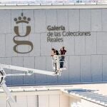 Patrimonio Nacional ultima la Galería de Colecciones Reales con la colocación de un logo de casi cinco metros