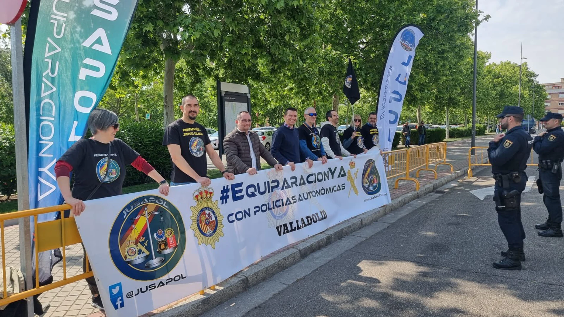 Un grupo de policías se manifiestan por la equiparación salarial cerca de un mitin de Sánchez