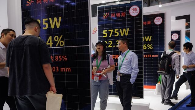 Visitantes en la última feria solar de Shanghai (China) el pasado mayo