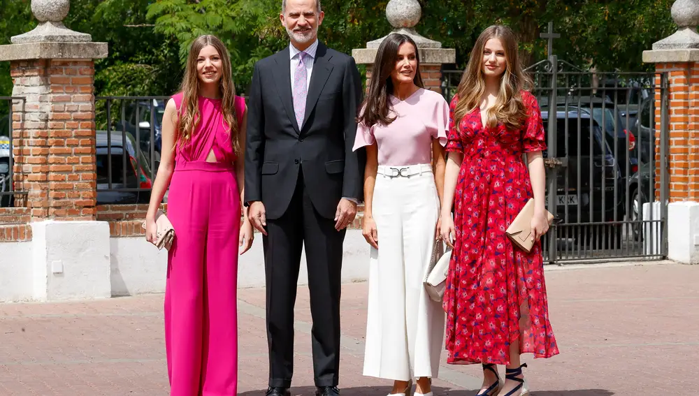 El look de la Reina Letizia para la confirmación de Sofía.