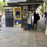 Los quioscos de Madrid se reinventan: cajeros y recogida de paquetes