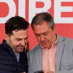 Noel López junto a Juan Espadas