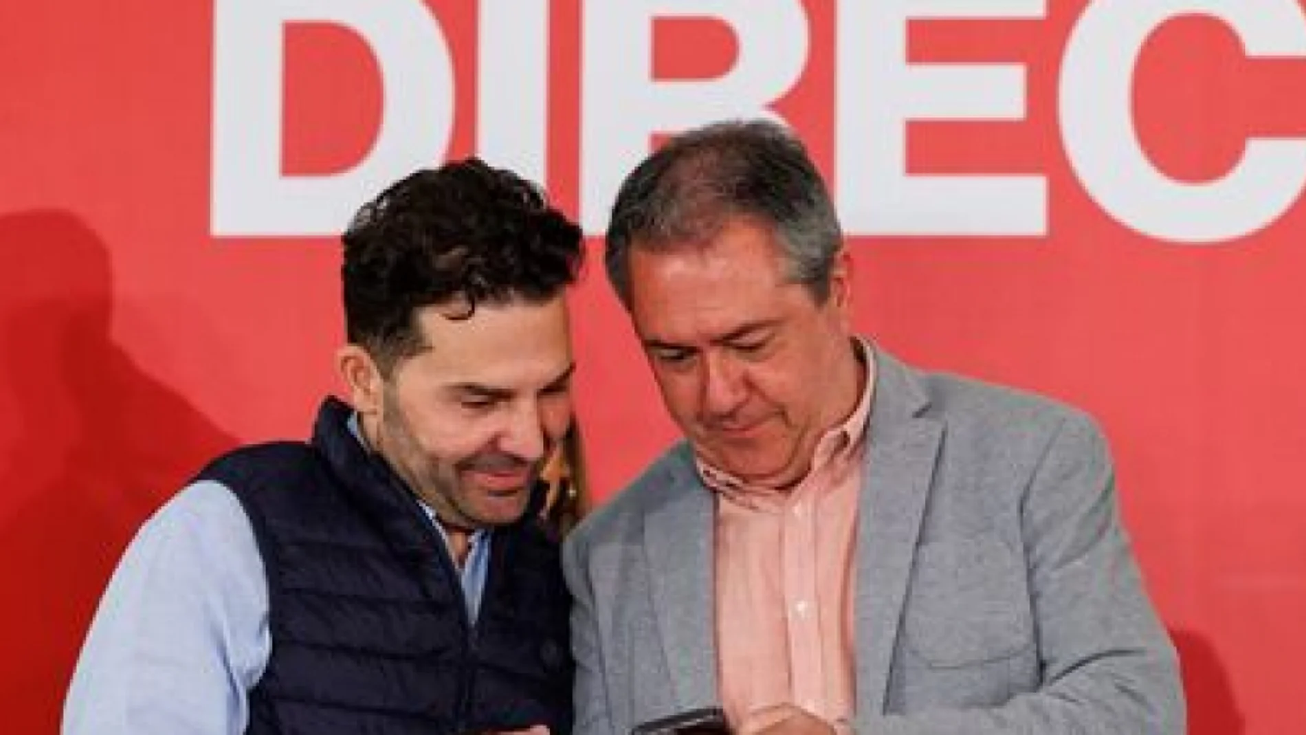 Noel López junto a Juan Espadas